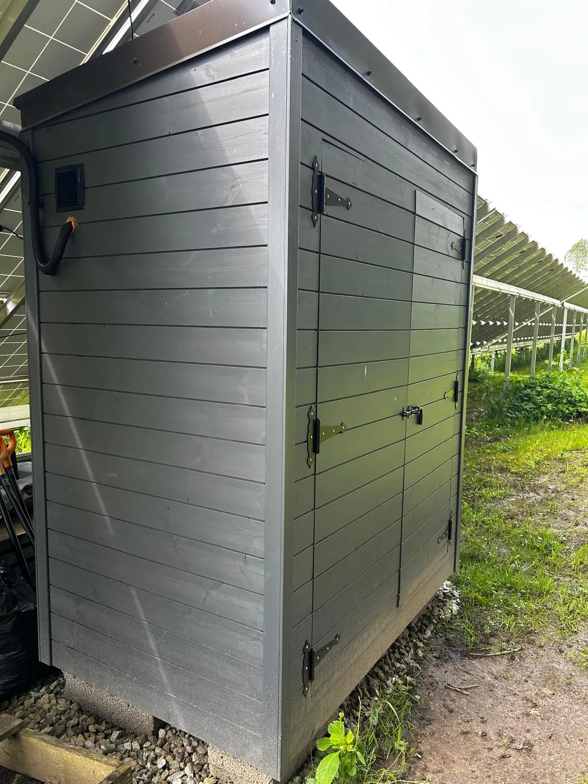 Amper ja Volt Solarworks soojustatud akumaja päikesepargis, välisvaade nurga alt
